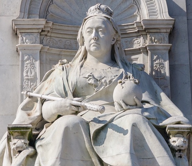 Queen Vivtoria statue