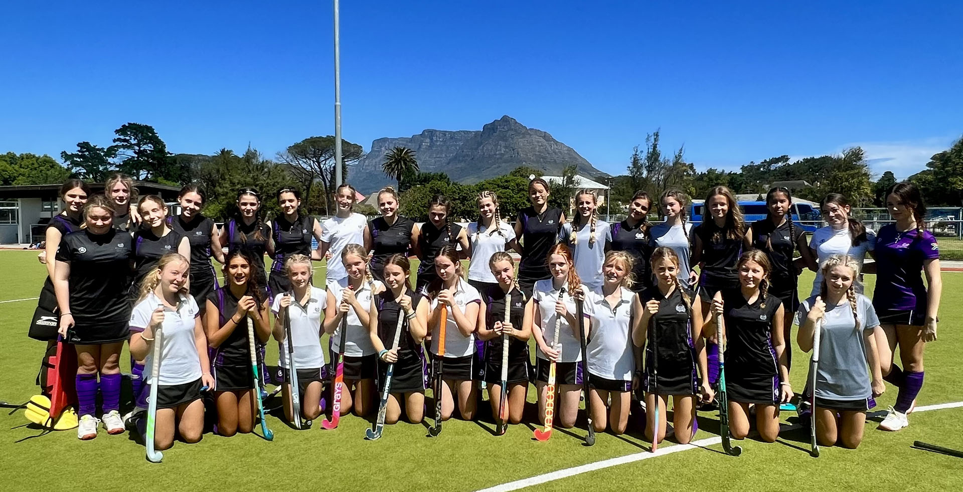 Hockey team with Table Mountain