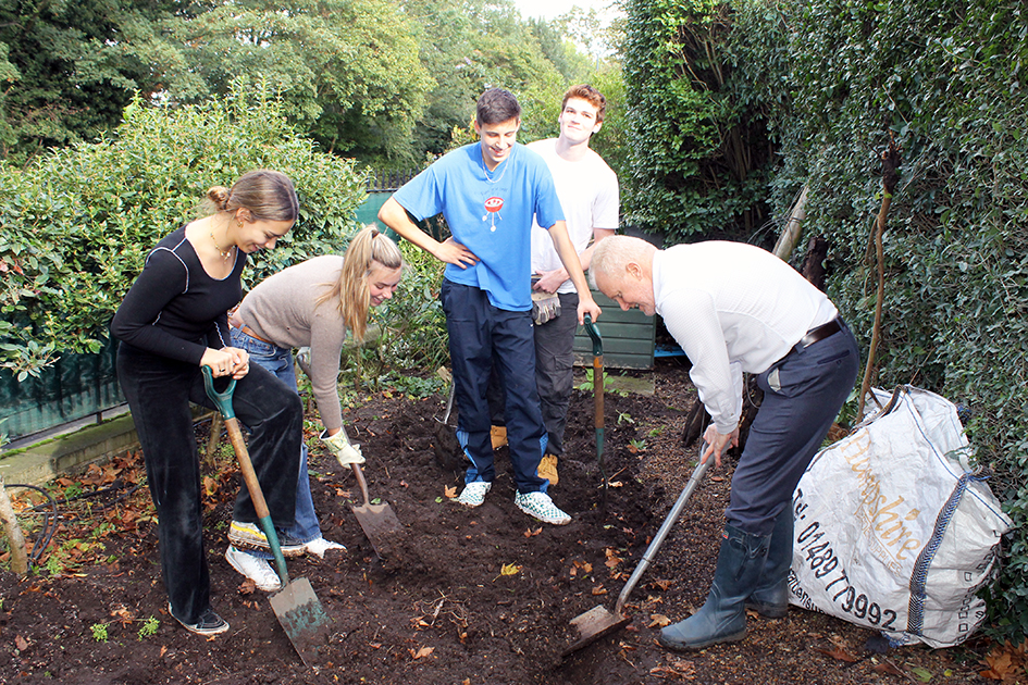 Mr%20Hooke%20digging%20allotment.jpg