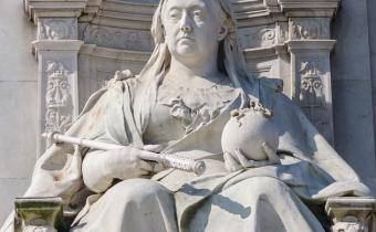 Queen Vivtoria statue