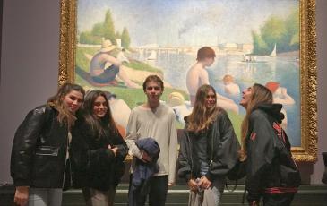 Kids in front of Seurat