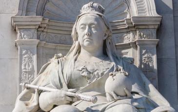 Queen Vivtoria statue